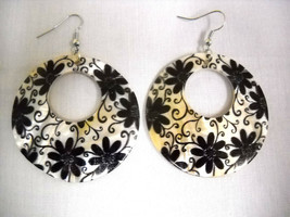 Elegant Black Flowers Printed On Mop Shell Round Dangling Hoop Fashion Earrings - £3.93 GBP