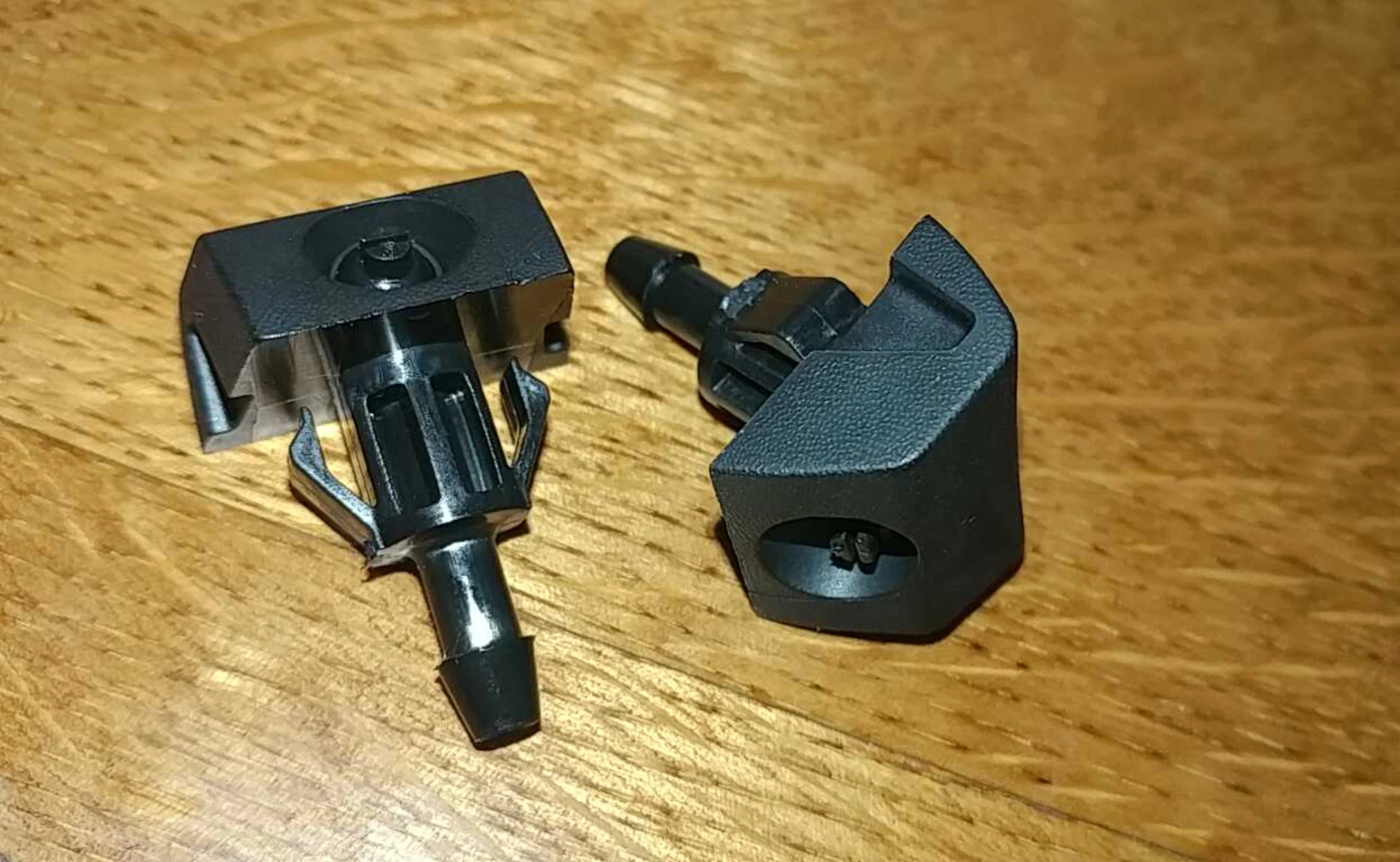Nissan Juke 2010- Windshield nozzle spray (2pcs) - $79.87 CAD