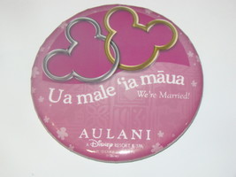 Disney AULANI (Hawaii) - Ua male &#39;ia maua &quot;We&#39;re Married!&quot; Pin - $285.54 MXN