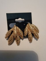 Vintage 1960s Sarah Coventry Earrings Wildflowers Coral Gold Tone Clip - £14.49 GBP