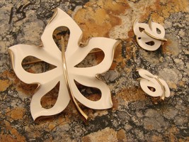 Vintage Mid Century Modern Gold Tone Enameled Leaf Brooch and Clip-On Earrings  - £22.35 GBP