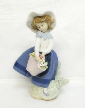Lladro Pretty Pickings Porcelain Girl Figurine Hand Made in Spain 202101655B - £88.79 GBP