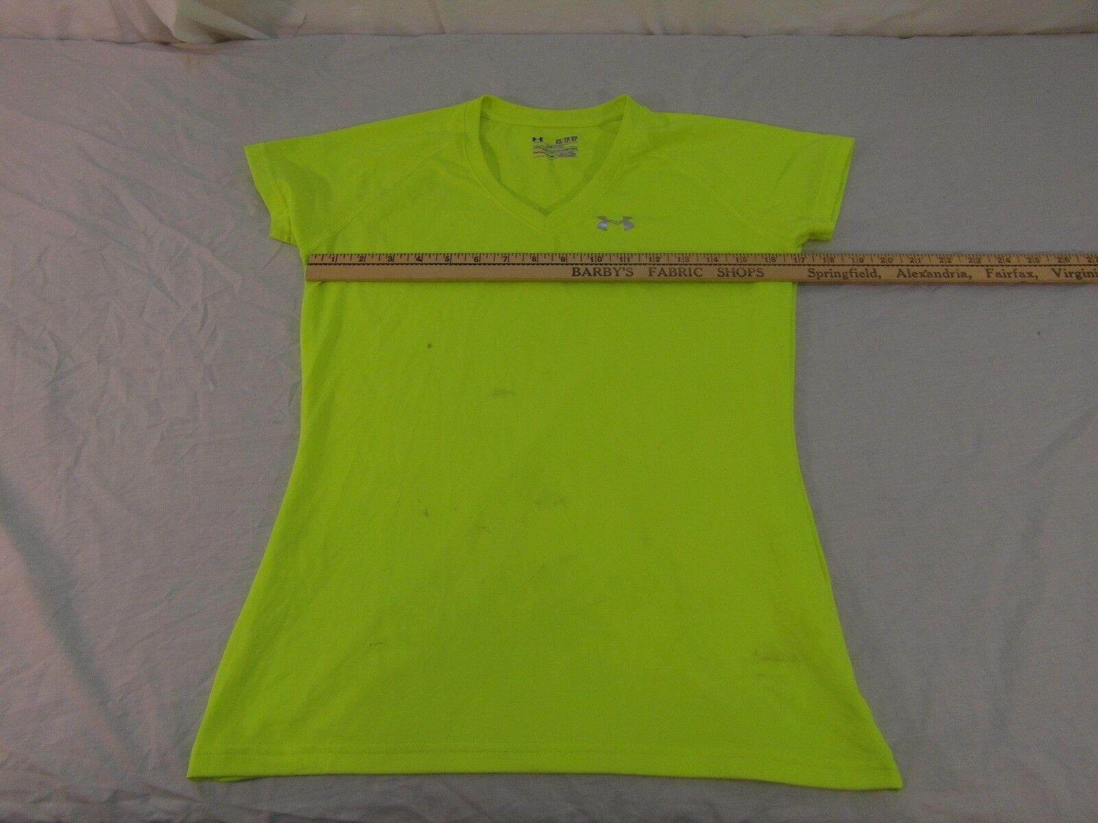 Primary image for Adult Women's Under Armour Semi-Fitted Hear Gear Tennis Ball Green Top 30360