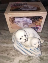 cuddling seals statue - $239.87 MXN