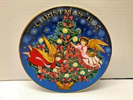AVON 1995 Trimming the Tree Christmas 8 1/4&quot; Plate - £3.88 GBP