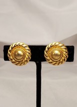 Vintage Crown TRIFARI Earrings Gold Tone Textured Pinwheel Clip On Earrings - £15.86 GBP