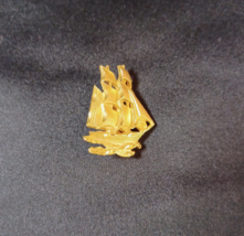 Vintage Gold Tone Nautical Sailboat Sailing Ship Brooch Pin - $146.84 MXN