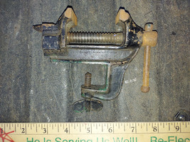 23HH74 SMALL IRON VISE, CAST IRON, CLAMPS TO 1&quot; SURFACE, 2&quot; X 1-1/2&quot; X 3... - £5.38 GBP