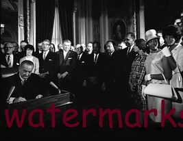 LBJ SIGNING VOTING RIGHTS ACT OF 1965 DR MARTIN LUTHER KING OBSERVING 8X... - $161.58 MXN
