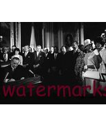 LBJ SIGNING VOTING RIGHTS ACT OF 1965 DR MARTIN LUTHER KING OBSERVING 8X... - $161.48 MXN