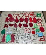 43 VTG Plastic &amp; Metal Cookie Cutters Mix Lot Christmas Holiday Hallmark... - €25,28 EUR
