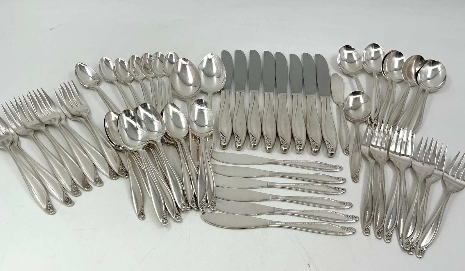 Flowertime  Oneida Silverware Flatware 65 pcs Wm Rogers 19 Silverplated - $69.29