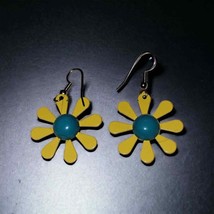 Pretty little vintage sunflower earrings - £14.22 GBP