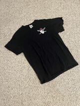 Gildan Black Raiders T Shirt Size Medium - $90.03 MXN
