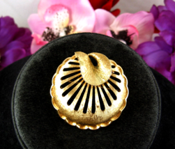 Monet FAN SEA SHELL BROOCH Vintage Pin Round Goldtone Open Work Brushed ... - £11.67 GBP