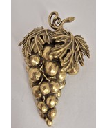 Vintage Goldtone Cluster Of Grapes 3D Brooch Signed JEANNE 2.50&quot;×1.50 - $757.82 MXN