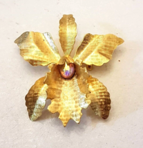 Bearded Iris Flower Pin 2 inch VTG Textured Gold Tone Floral Brooch - £12.60 GBP