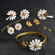 Small daisy flower Earrings Bracelet Necklace Best Floral Ornaments - $30.00