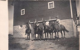 Four Men On a Cavallo IN Anteriore Di Barn Vero Foto Cartolina c1910s - £6.74 GBP