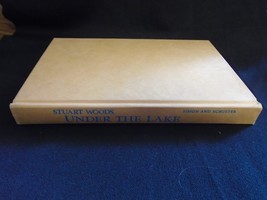 Under The Lake Stuart Woods HB - $184.27 MXN