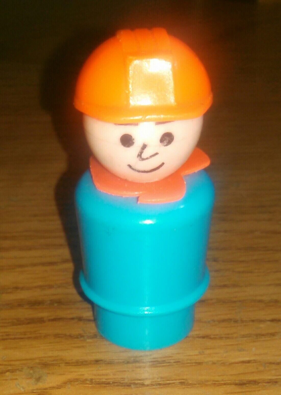 VINTAGE FISHER PRICE LITTLE PEOPLE.   PLASTIC.  CONSTRUCTION WORKER 07-A... - $2.00