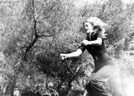 Lindsay Wagner in action jumps over fence as The Bionic Woman 5x7 inch p... - $5.75