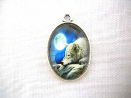 FULL MOON NIGHT WHITE WOLF AT REST GLASS CABOCHON OVAL ALLOY PENDANT NEC... - €5,98 EUR