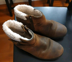 UGG BENSON Womens Size 8 Buckle Sheepskin Ankle Booties 1095151 Distress... - $445.71 MXN