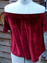 Fabulous deep red Ladies Scarlet Velvet Off The Shoulder Top Size 10 - $25.55