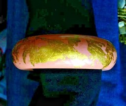 Fabulous Art Moderne Pink &amp; Gold-tone Painted Wood Bangle Bracelet 1980s vintage - £11.75 GBP
