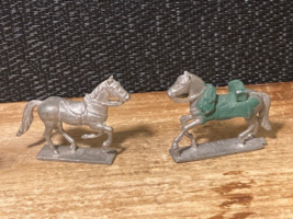 Vintage Pair D&amp;D Pewter Metal Miniatures Horses - $107.36 MXN