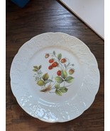 DANSK Ivy Strawberries Accent Salad Dessert Porcelain Plate Embossed trim. - $272.68 MXN