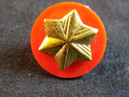 Star Pin back Gold Tone Metal Star Against Round Red Composite Disk 1/2&quot; Ballou - £7.11 GBP