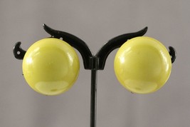 Vintage Costume Jewelry Olive Green Bakelite Screwback Plastic Clip Earrings 1&quot; - £16.82 GBP