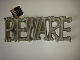 &quot;Beware&quot; Bone Font Halloween Decor Plastic Wall Sign - €3,49 EUR