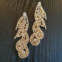 Gold Long Swirl Shape Big Jeweled Crystal Shiny 4.25 Inch Drop Dangle Earrings - £14.22 GBP