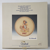 HUMMEL Annual Plate 1987 Farmgirl with Chickens/Rooster &#39;Mint&#39;  Original... - £24.91 GBP