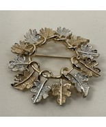 VINTAGE Sarah Coventry Oak Leaf Wreath Brooch in Silver and Gold - $154.91 MXN