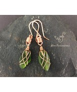Handmade emerald green sea glass earrings criss cross copper wire wrapped - €24,82 EUR