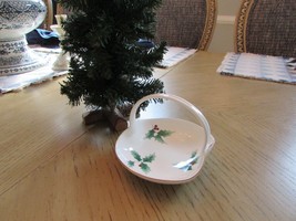 Mikasa Bone China Ribbon Holly Handled Basket Dish Japan Holiday White H... - $125.42 MXN