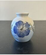 Vtg Royal Copenhagen Cranesbill Bud Vase #2800/1259 Mini 2.5 Inch Signed - $234.72 MXN