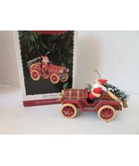 HALLMARK KEEPSAKE ORNAMENT 1995 HERE COMES SANTA 17TH SANTAS ROADSTER  MIB - $3.91