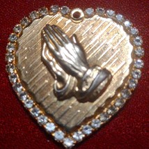 Beautiful vintage praying hands gold heart pendant - $39.60