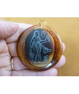 C-1531 vintage Woman Lady birds brown cameo 1950&#39;s orange oval pendant n... - $1,453.63 MXN