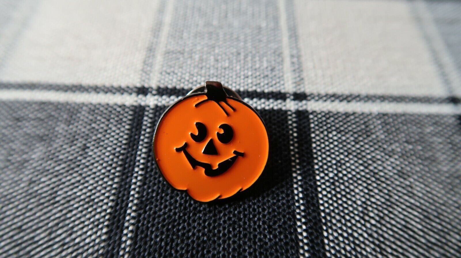 Vintage Madame Alexander 1996 Pumpkin Patch Pin 2cm - $9.90