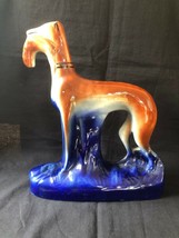 Ancien Staffordshire Chasse Chien Lévrier Cape Figurine, Tenant Rabbit - $174.08