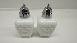 VICTORIAN MILK GLASS Salt and Pepper Shakers - €25,63 EUR