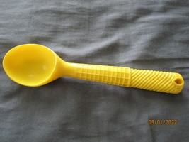 vintage 6&quot; Yellow Hard Plastic Ice Cream Scoop, &quot;O. T.&quot; Honeycomb Handle - £5.86 GBP