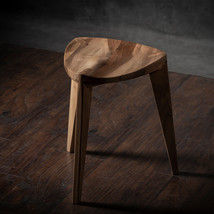 Natural European walnut wood three-legged stool - Carved seat - Handmade - Natur - £262.98 GBP