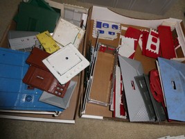 Large Lot of Vintage 1950s 60s O Scale Plasticville Building Walls and Parts #2 - £43.42 GBP